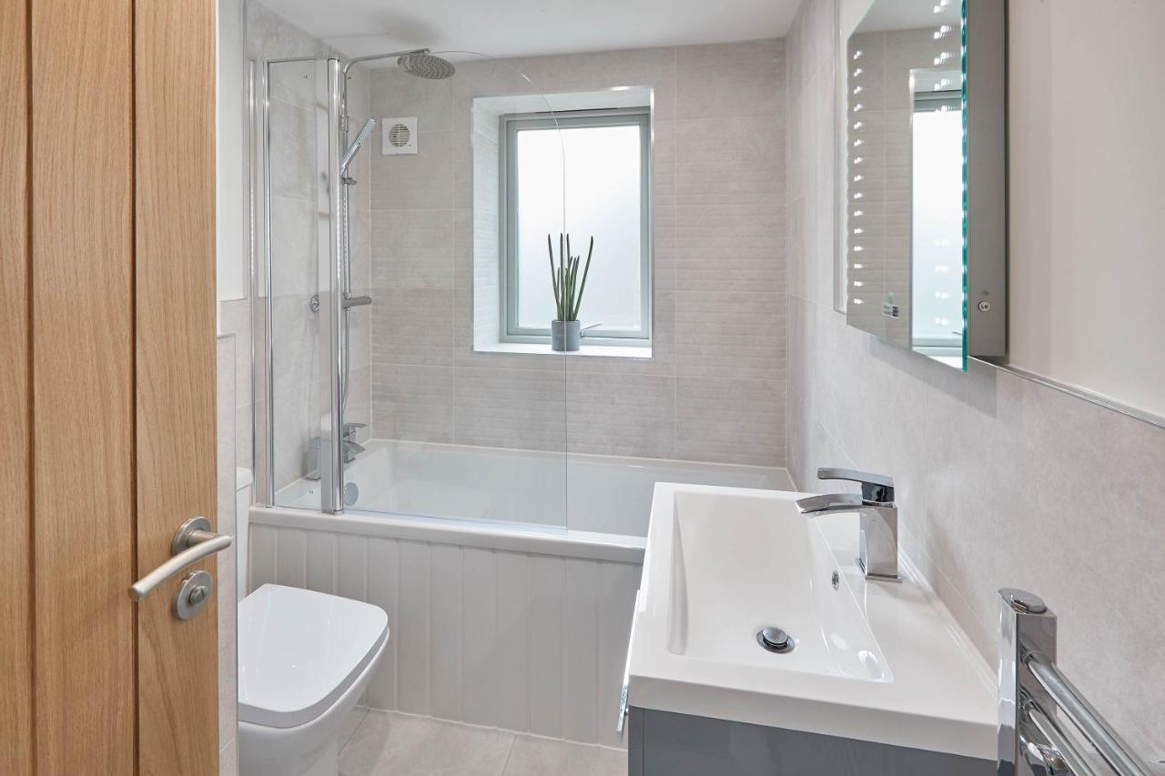 Host & Stay - Coastal Townhouse วิทบี ภายนอก รูปภาพ