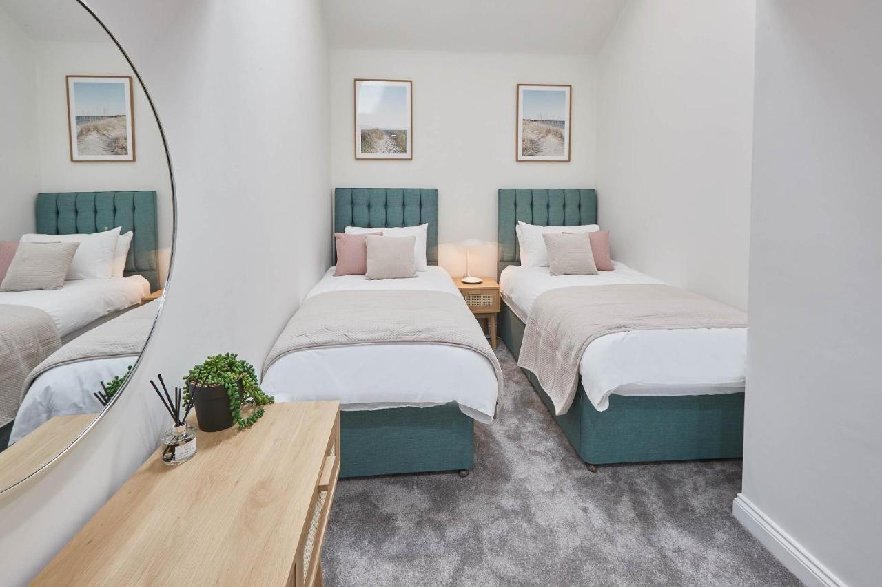 Host & Stay - Coastal Townhouse วิทบี ภายนอก รูปภาพ
